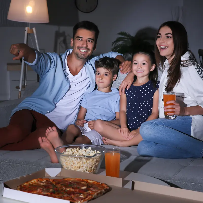 Familia viendo tv online